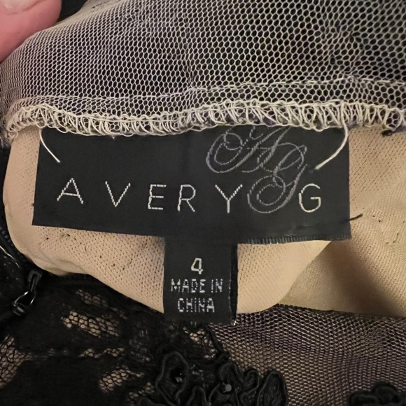 Black lace evening gown - Picture 10 of 10